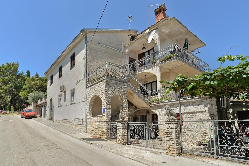 Apartments with parking space Pula - 20815