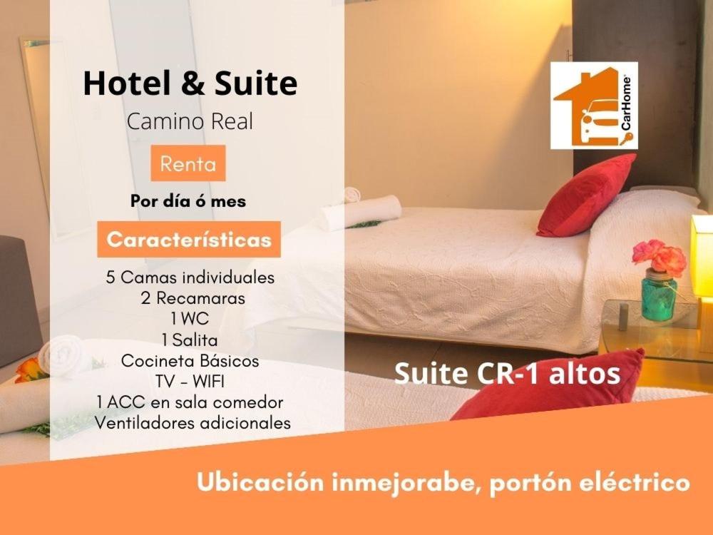 un cartello per un hotel e una suite con un letto di Htl & Suites Camino Real, ubicación, parking, facturamos a Colima