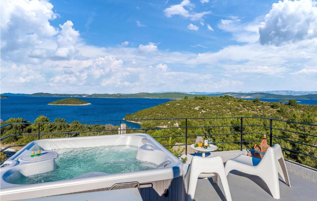a hot tub on a balcony with a view of the ocean at Awesome Home In Dragove With Wifi in Dragove