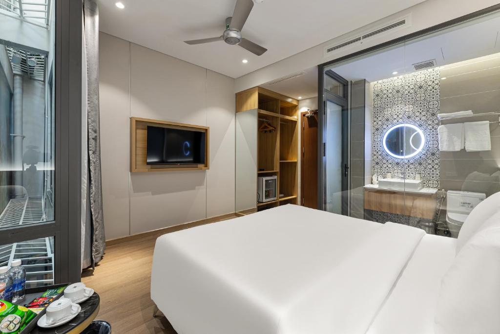 Postel nebo postele na pokoji v ubytování Laputa Hotel Phu Quoc