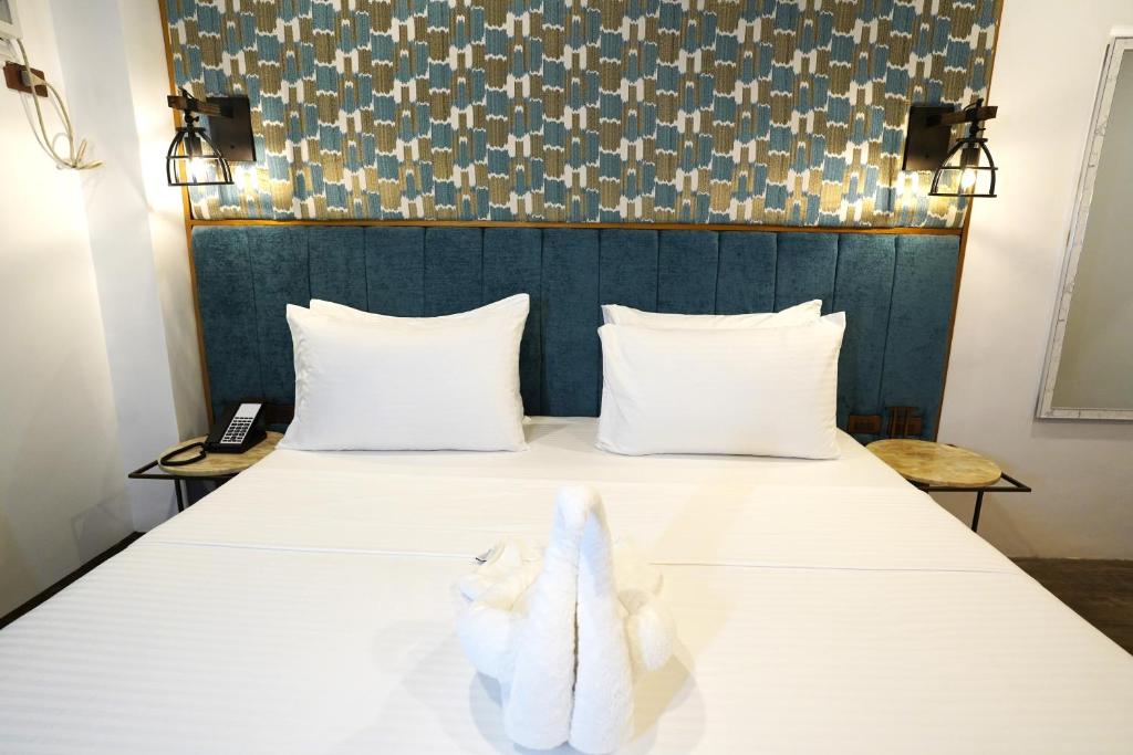 Uma cama ou camas num quarto em Lighthouse Point Hotel
