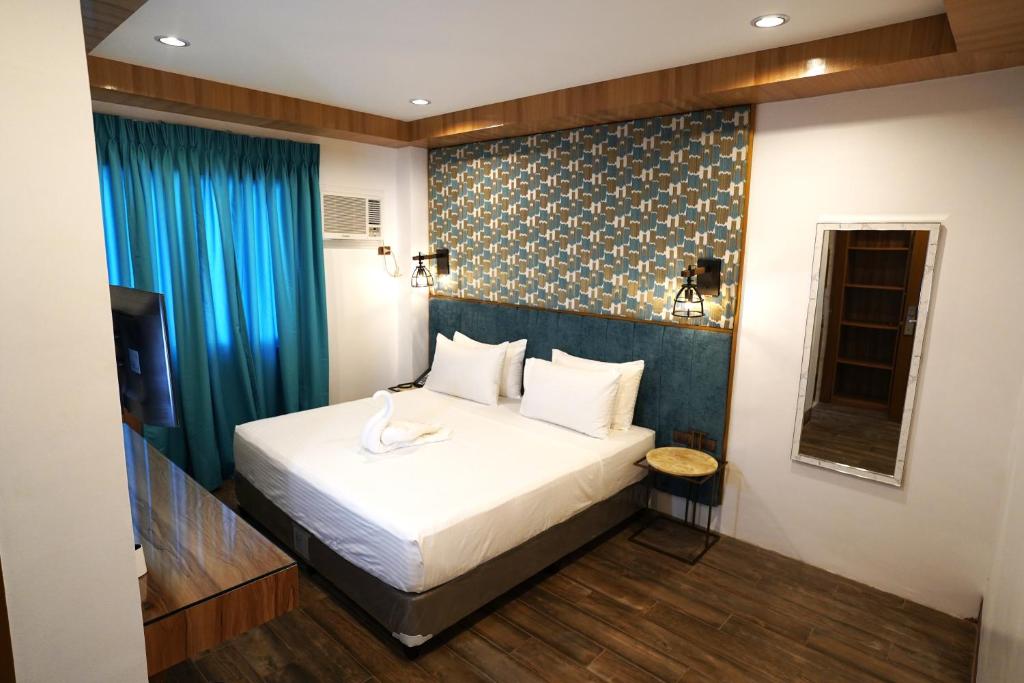 Uma cama ou camas num quarto em Lighthouse Point Hotel