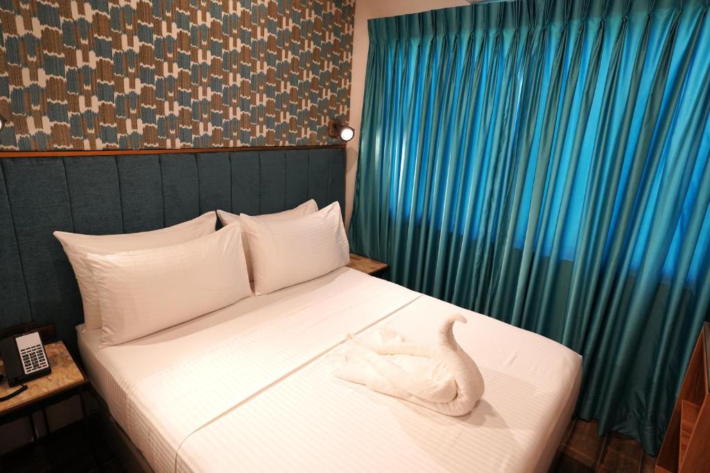 Uma cama ou camas num quarto em Lighthouse Point Hotel