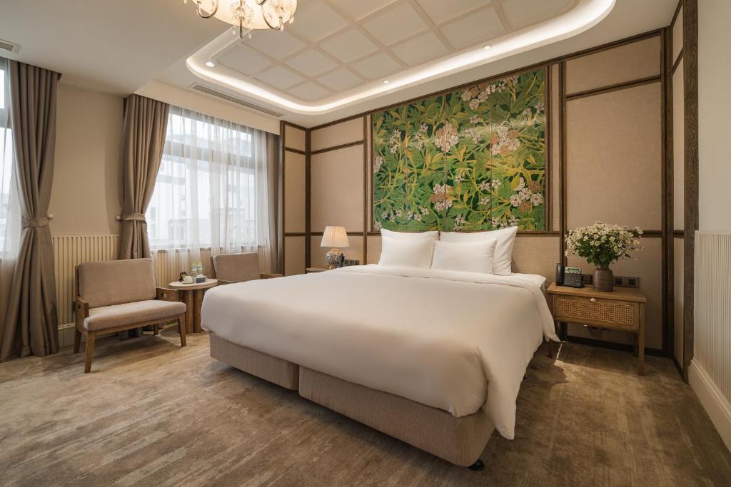 Postel nebo postele na pokoji v ubytování La Passion Hanoi Hotel & Spa