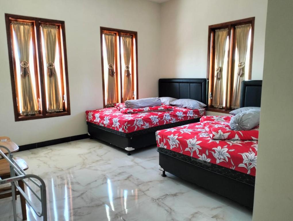 Postel nebo postele na pokoji v ubytování Bromo Seruni Astungkara Homestay