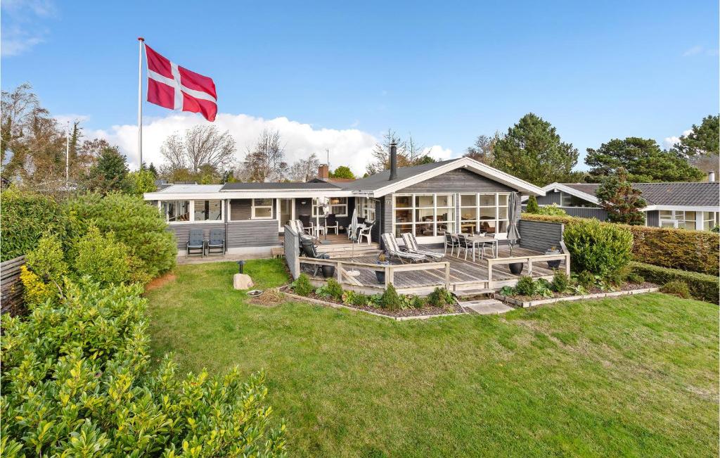 ØsterbyにあるStunning Home In Sydals With 3 Bedrooms And Wifiの庭旗屋