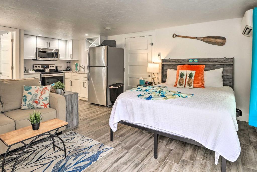 1 dormitorio con 1 cama grande y cocina en Cozy Siesta Key Dream Inn Rental Less Than half Mi to Beach, en Siesta Key