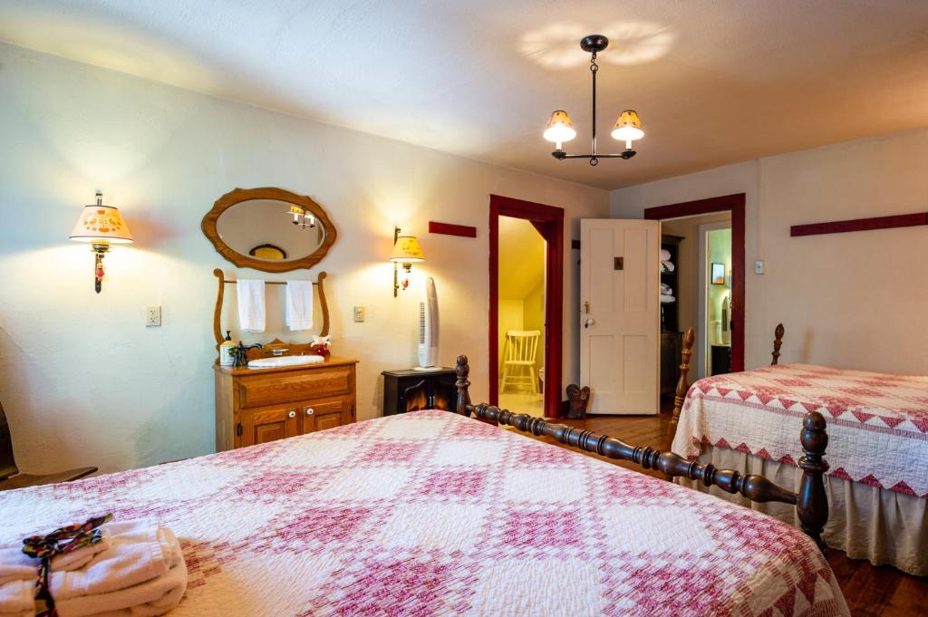 The Pines of Dresden - Quadruple Room With Private Bathroom