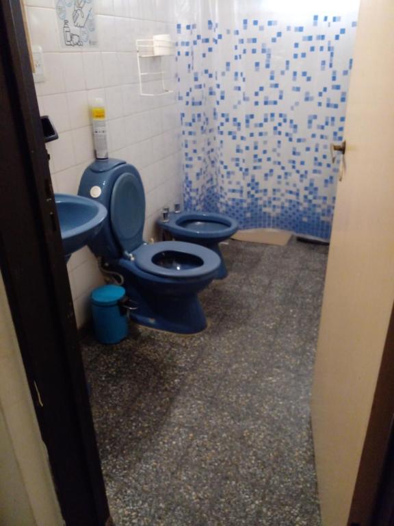 2 aseos azules en un baño con ducha en Casa Ana Tanti in 