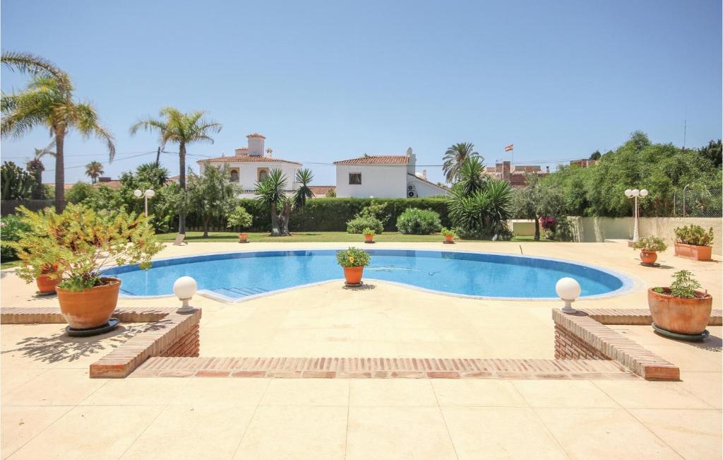 Piscina de la sau aproape de 4 Bedroom Awesome Home In Marbella