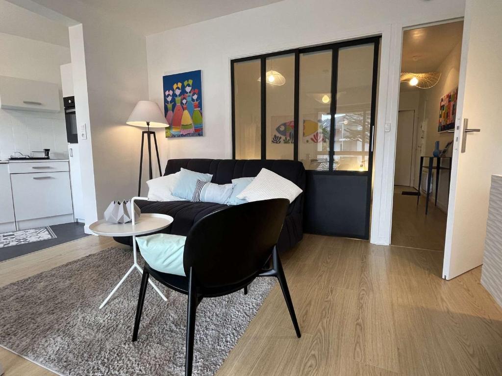 un salon avec un canapé et une table dans l'établissement Appartement rénové à Bénodet, plage à 100m, terrasse, parking, proche thalasso et restaurants - FR-1-481-136, à Bénodet