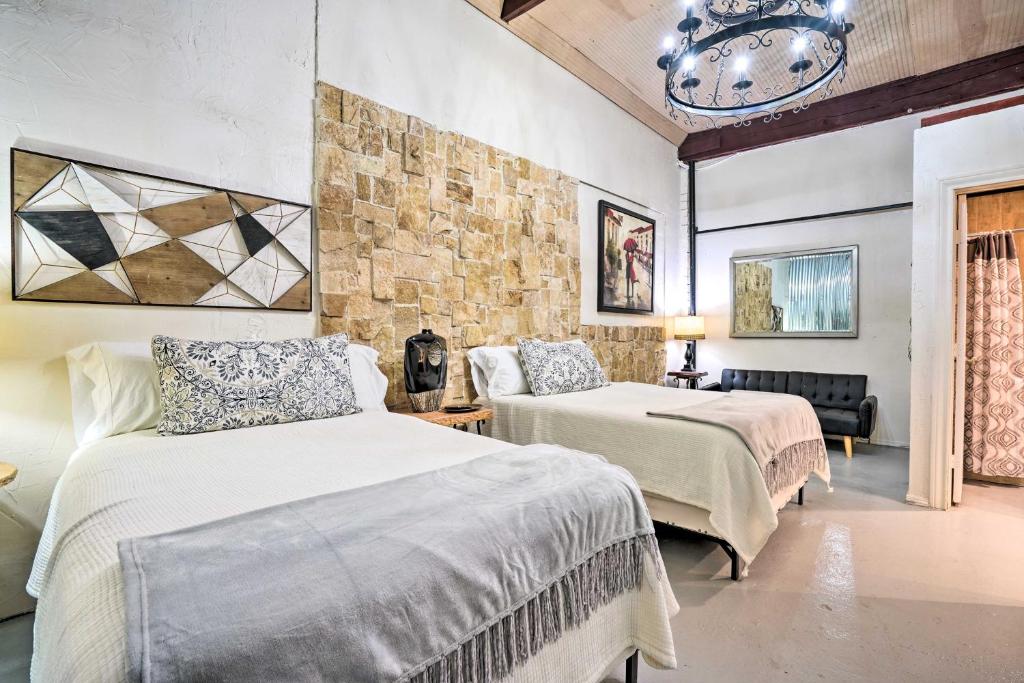 Postel nebo postele na pokoji v ubytování Laredo Vacation Rental - Minutes From Attractions!