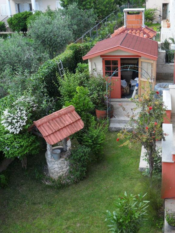 Vonkajšia záhrada v ubytovaní Red Sunset Apartments