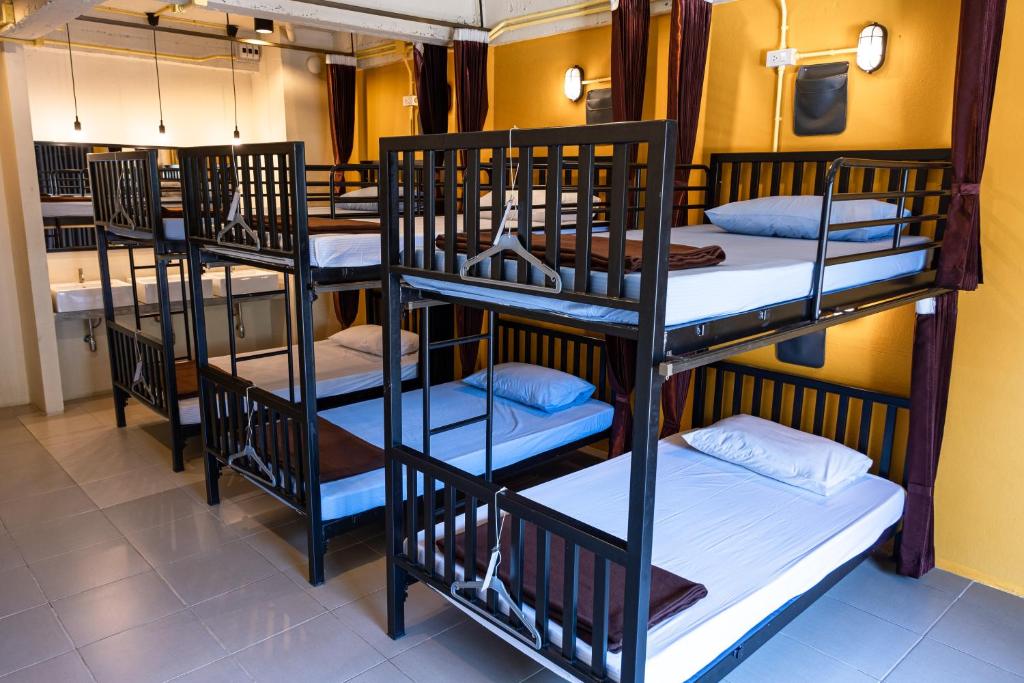 un gruppo di letti a castello in una camera di Krabi Freedom Hostel and Bar ad Aonang Beach
