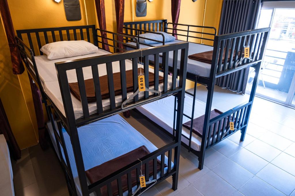 Postel nebo postele na pokoji v ubytování Krabi Freedom Hostel and Bar