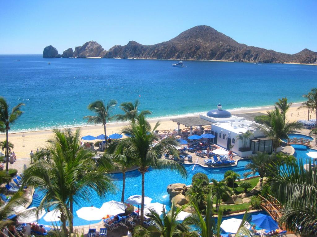 - une vue sur un complexe avec une plage et l'océan dans l'établissement Pueblo Bonito Los Cabos Blanco Beach Resort - All Inclusive, à Cabo San Lucas