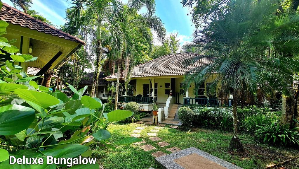 Zahrada ubytování Baan Khaolak Beach Resort