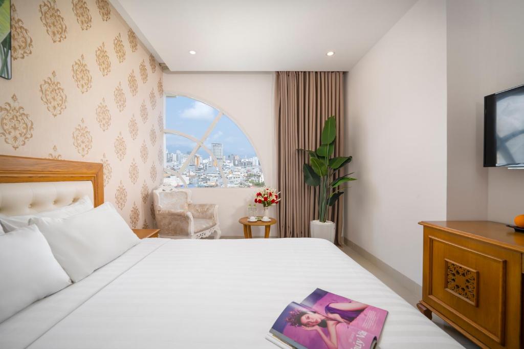 Postel nebo postele na pokoji v ubytování Royal Family Hotel