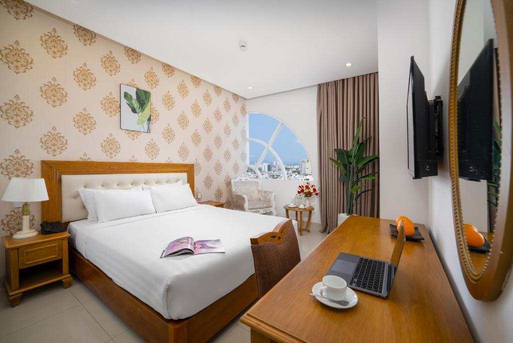 Postel nebo postele na pokoji v ubytování Royal Family Hotel