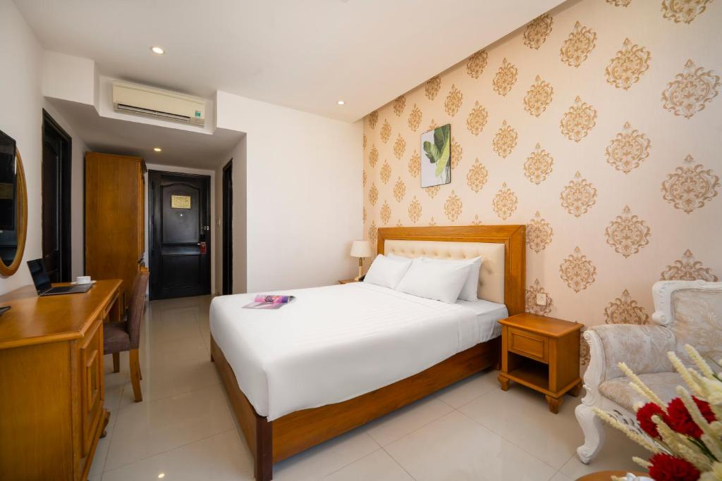 Postel nebo postele na pokoji v ubytování Royal Family Hotel