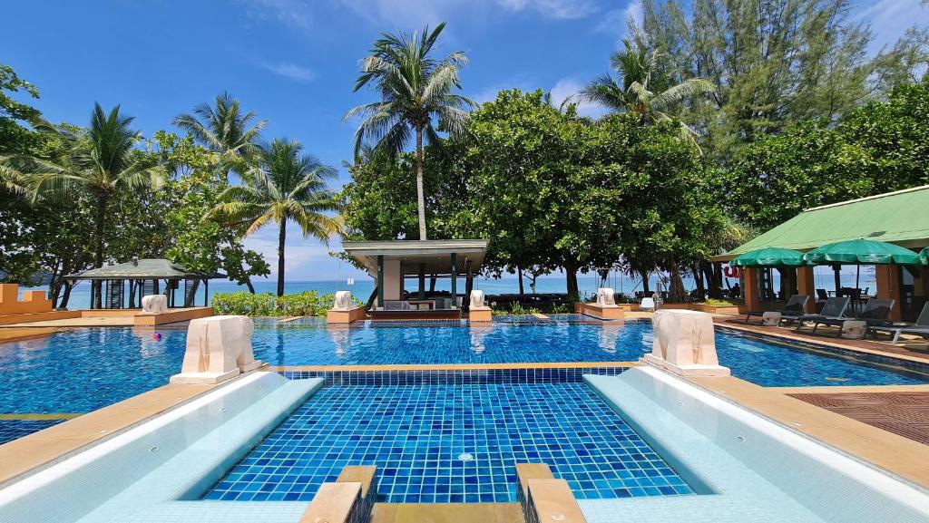 Bazén v ubytování Baan Khaolak Beach Resort nebo v jeho okolí