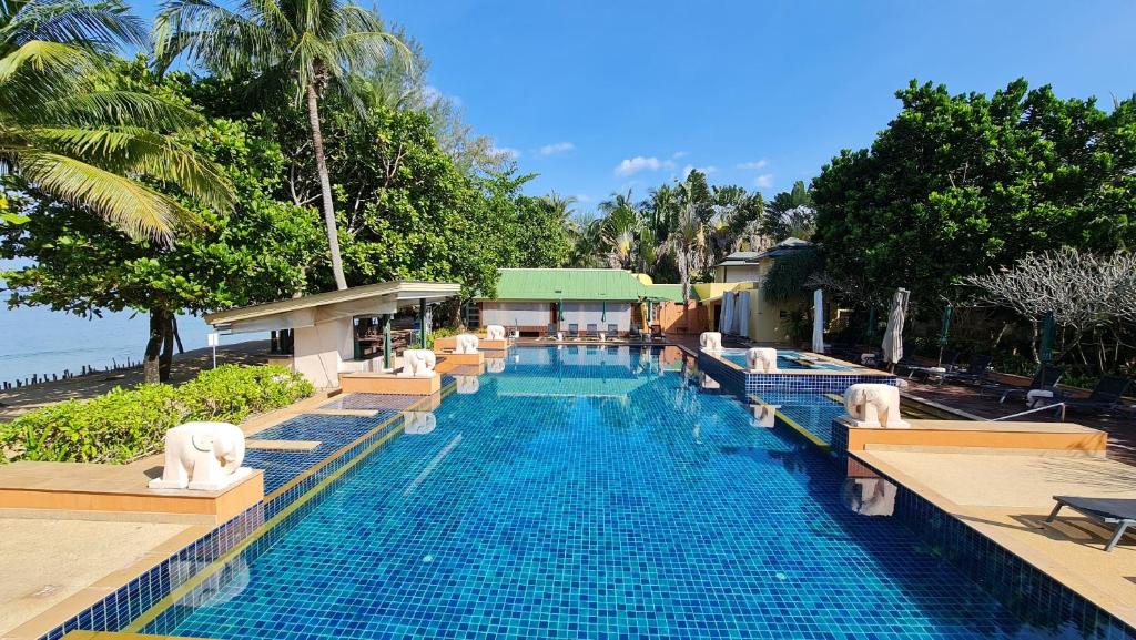 Bazén v ubytování Baan Khaolak Beach Resort nebo v jeho okolí