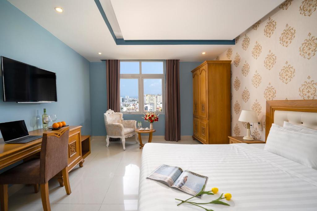 Postel nebo postele na pokoji v ubytování Royal Family Hotel