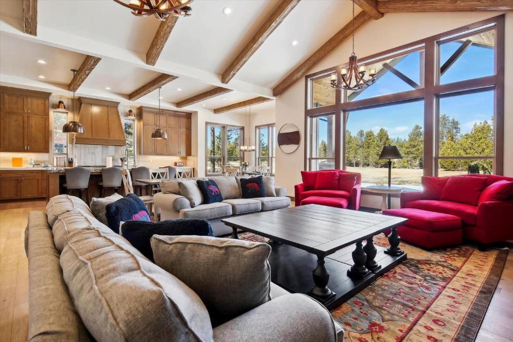 a living room with couches and a table at Dancing Rock "Grandview Lodge" (Caldera Springs) in Sunriver