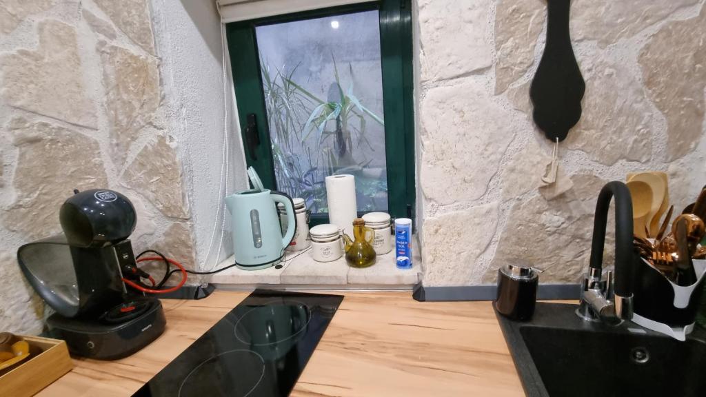 Kuchyňa alebo kuchynka v ubytovaní Stone studio
