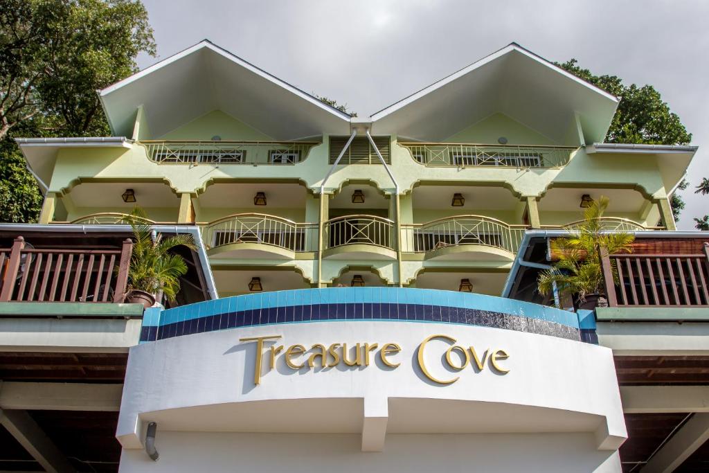 ベル・オンブレにあるTreasure Cove Hotel & Restaurantの宝の入り江を読む看板のあるホテル