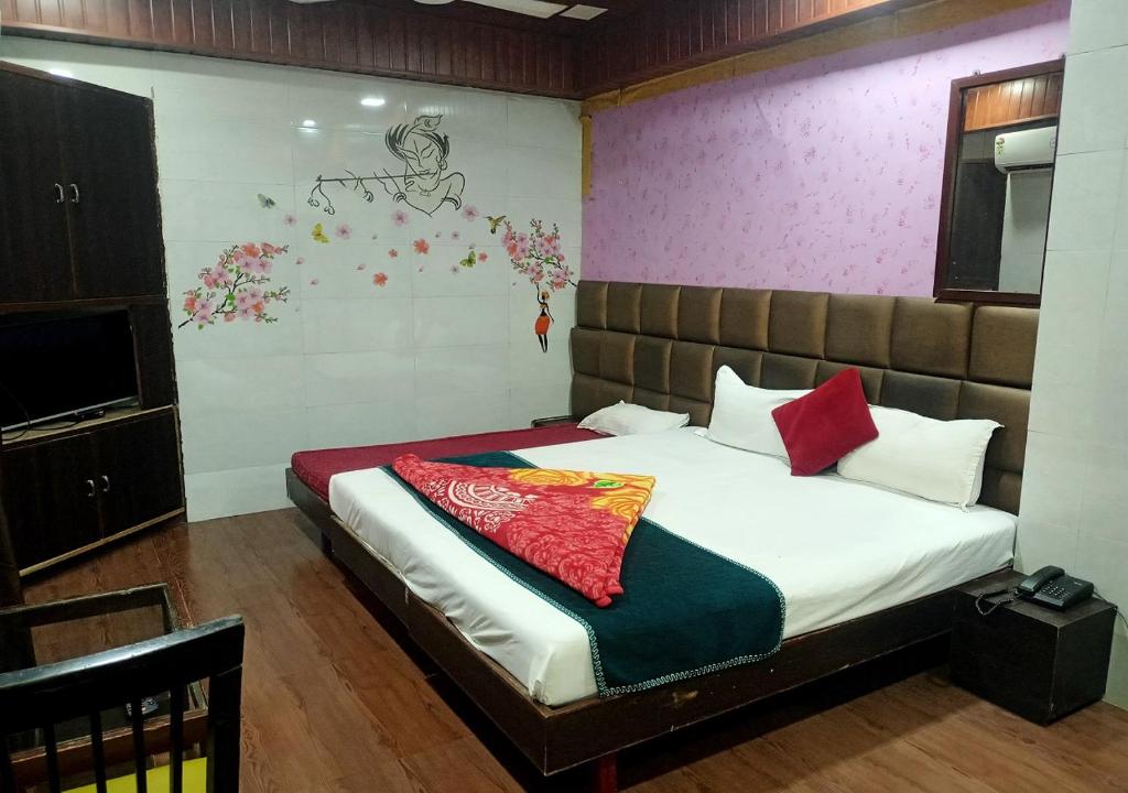 Postel nebo postele na pokoji v ubytování Hotel Geetanjali St Bus Stand Panvel
