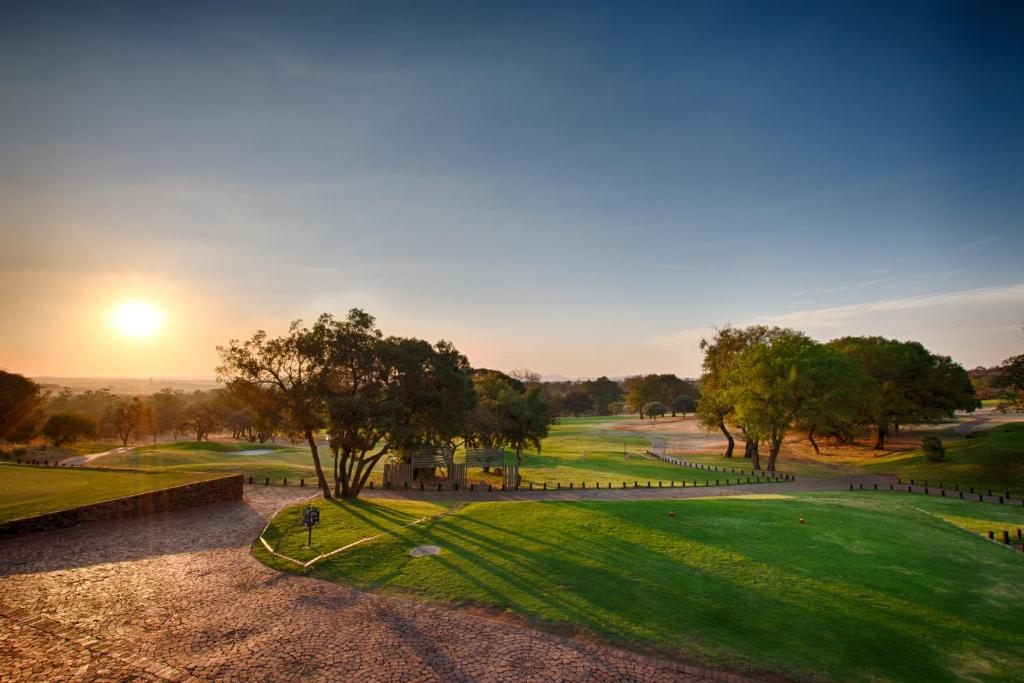 una vista aerea di un campo da golf al tramonto di Seasons Golf, Leisure, Spa a Hartbeespoort