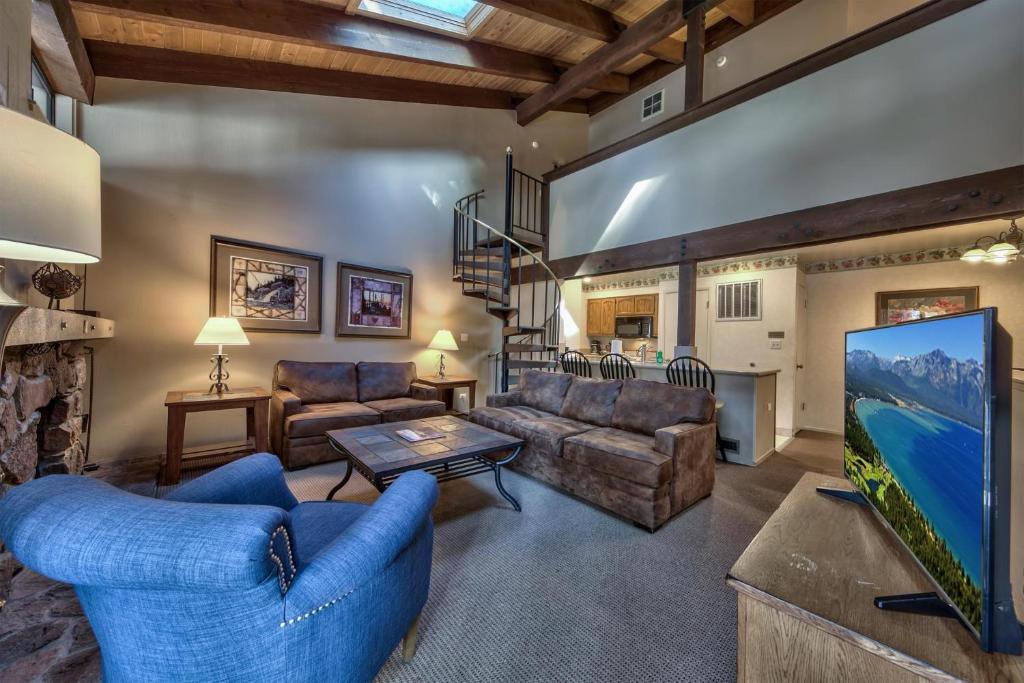 sala de estar con sofás, TV y chimenea en Amazing Condo With Loft - Lakeland Village Resort At Heaven Condo en South Lake Tahoe