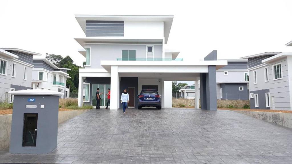 una casa con un'auto parcheggiata in un garage di TBA by ICRE a Malacca