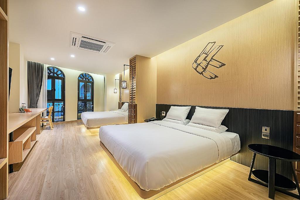 um quarto de hotel com uma cama e um lavatório e uma casa de banho em Phra Nakhon Poshtel em Bangkok