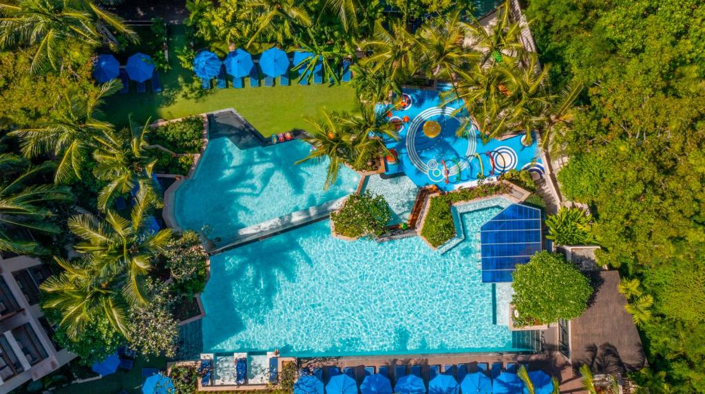 - une vue sur la piscine d'un complexe dans l'établissement Novotel Phuket Kata Avista Resort and Spa, à Kata Beach