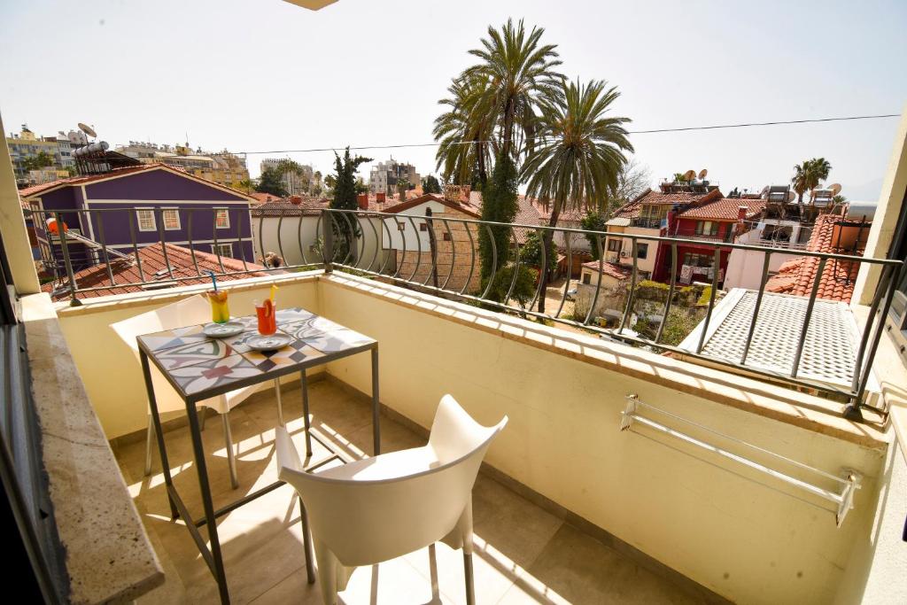 - un balcon avec une table et des chaises dans l'établissement Superb Flat with Balcony near Hadrian's Gate, à Antalya