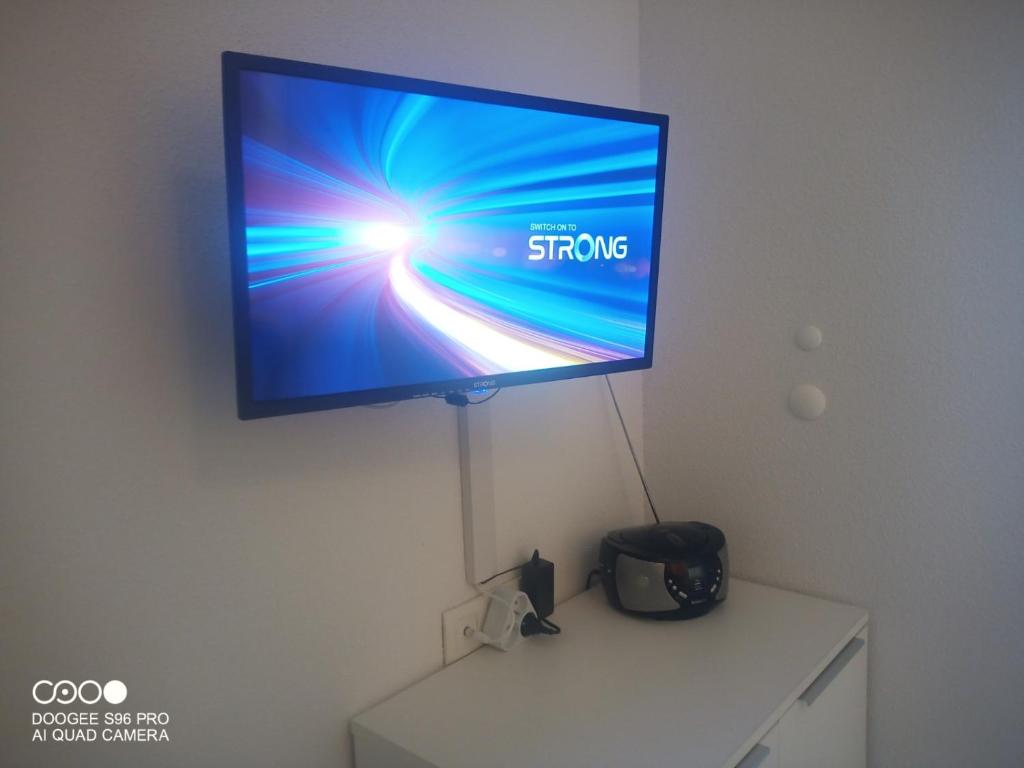 Televízia a/alebo spoločenská miestnosť v ubytovaní Bergheim Piscine