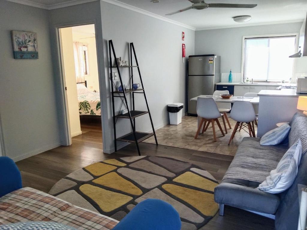 Posezení v ubytování Bargara Beach Motor Inn budget accommodation pet friendly on application
