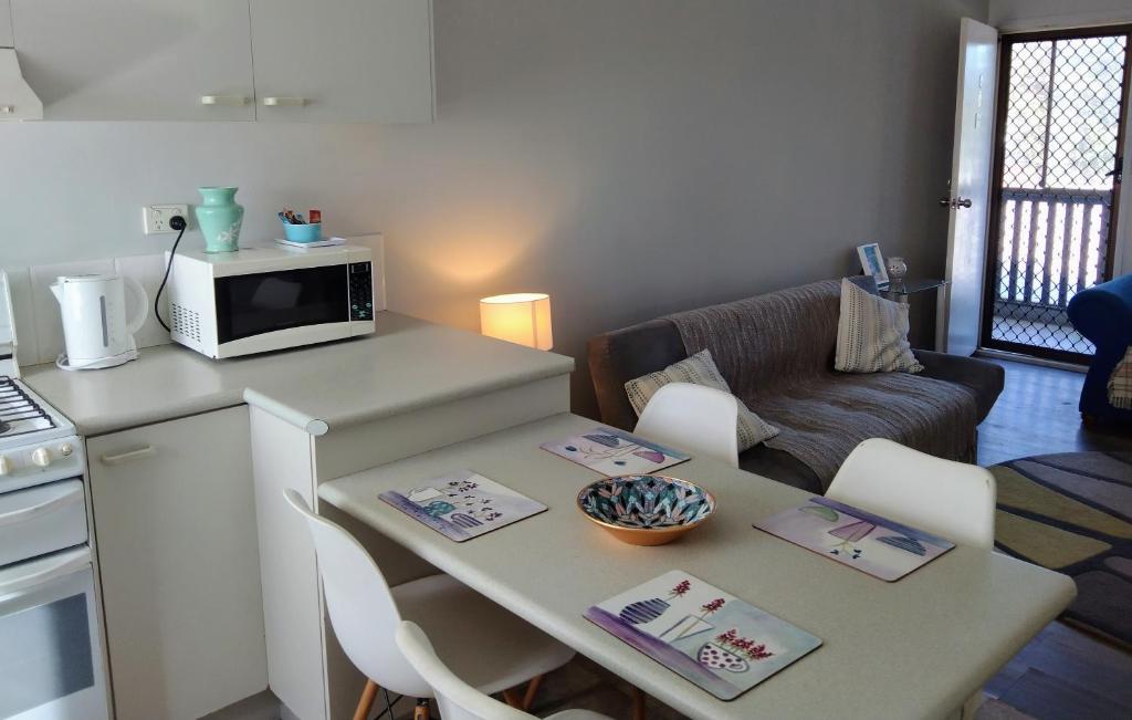 Kuchyň nebo kuchyňský kout v ubytování Bargara Beach Motor Inn budget accommodation pet friendly on application