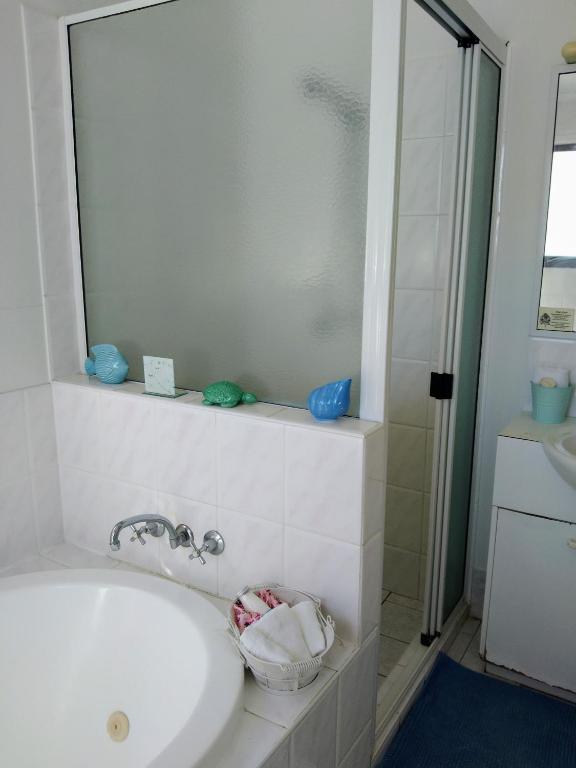 Koupelna v ubytování Bargara Beach Motor Inn budget accommodation pet friendly on application