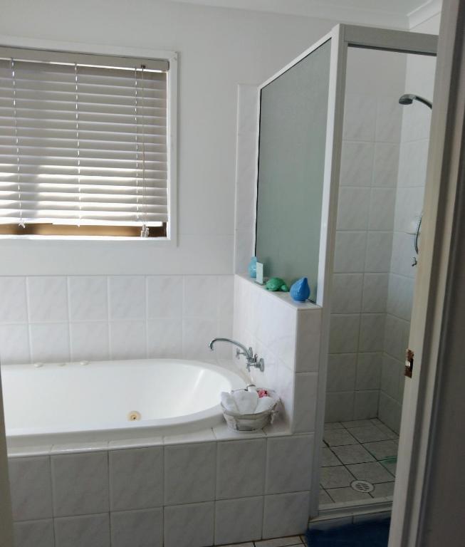 Koupelna v ubytování Bargara Beach Motor Inn budget accommodation pet friendly on application