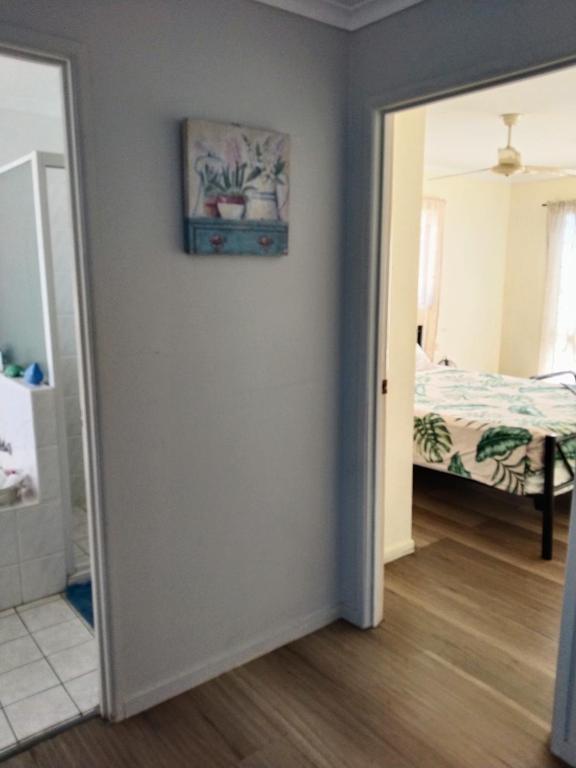 Postel nebo postele na pokoji v ubytování Bargara Beach Motor Inn budget accommodation pet friendly on application