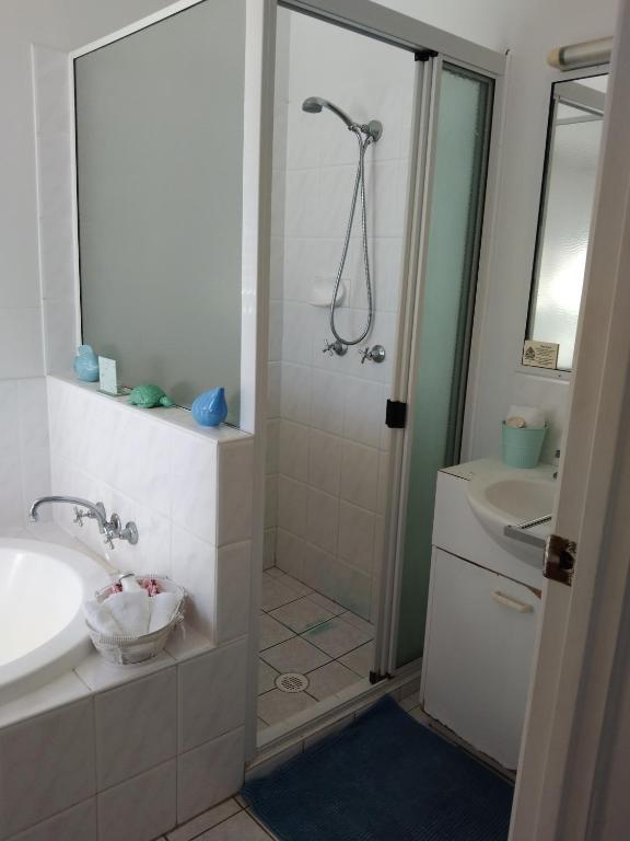Koupelna v ubytování Bargara Beach Motor Inn budget accommodation pet friendly on application
