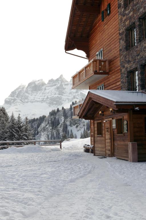 Nespecifikovaný výhled na hory nebo výhled na hory při pohledu z hotelu