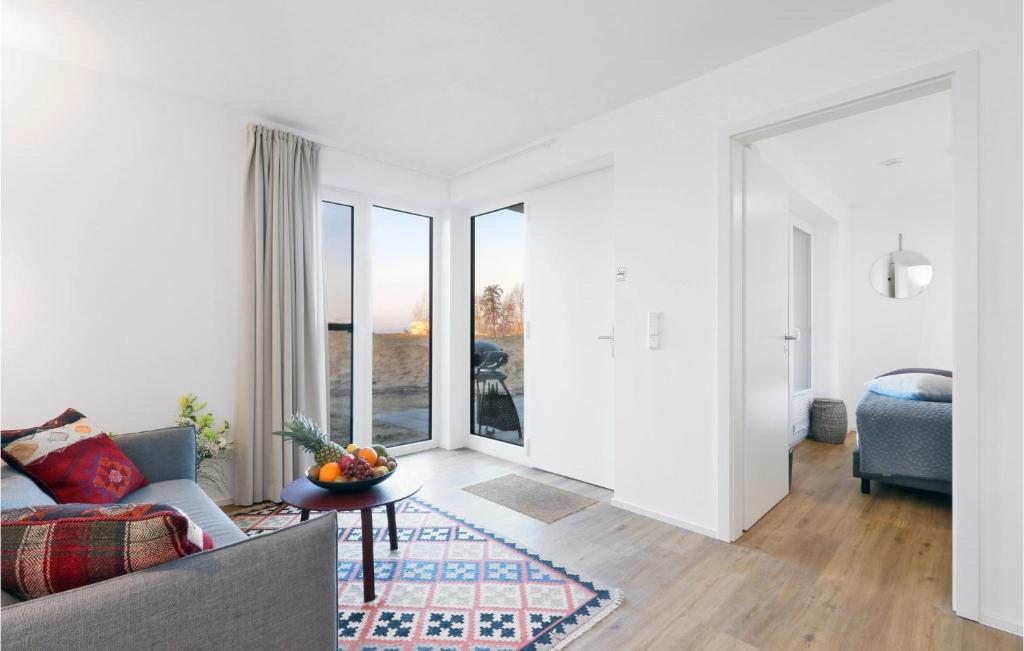 レンブルッフにあるBeautiful Home In Lembruchdümmer Seeのソファとテーブルのあるリビングルーム