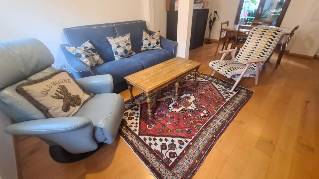 a living room with a blue couch and a table at le bonheur est parfois cache dans l'inconnu in Sélestat