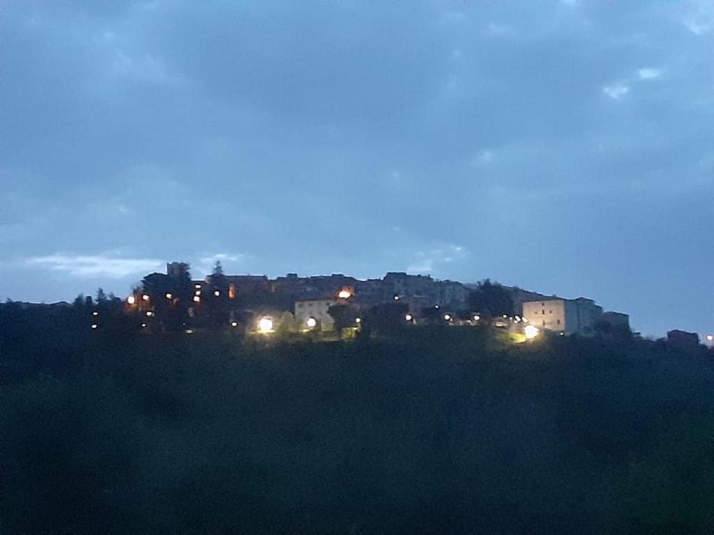 Zdjęcie z galerii obiektu Monolocale con bagno, angolo cottura e letto matrimoniale a Baldacchino w mieście Monterotondo