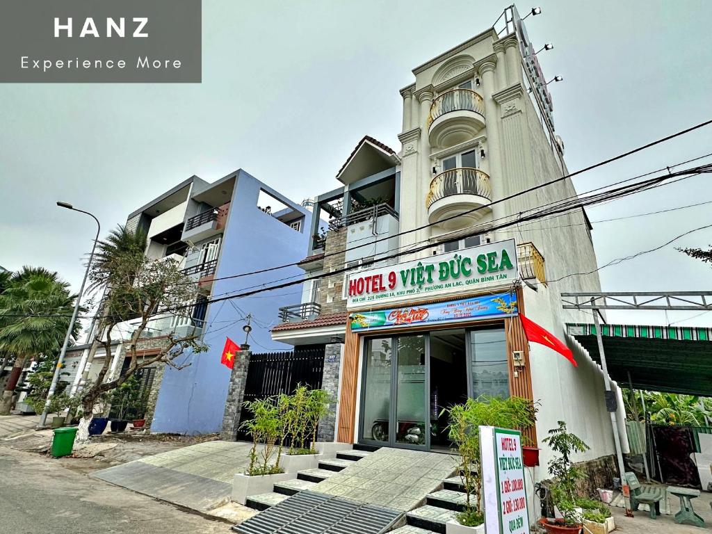 ein Gebäude mit einem Schild für einen Hotdog-Shop in der Unterkunft HANZ Viet Duc Sea Hotel in Ho-Chi-Minh-Stadt
