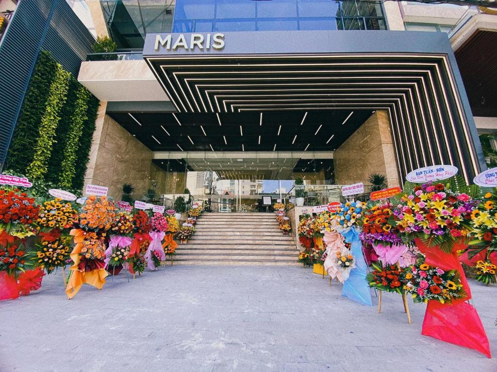 uma exibição de flores em frente a um centro comercial em Maris Hotel Nha Trang em Nha Trang